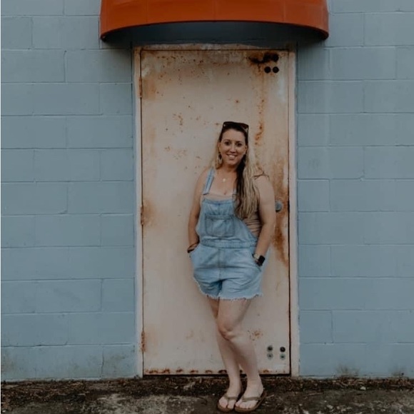 OohVintageGrace (Closet clean out & Secondhand picks for you) 🖤 - Picture 2 of 16